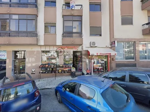 Loja 30m² com excelente localização na Ramada, Odivelas