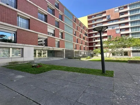 Apartamento T2 Mobiliado e Equipado com parqueamento na Alta de Lisboa