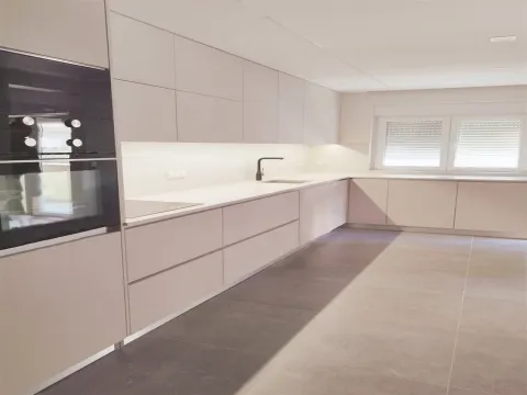 T3 com excelentes áreas com acabamentos de excelência em Nova Carnaxide