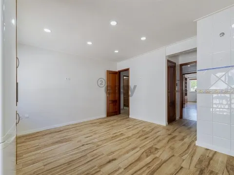 Apartamento T3 renovado, rés chão alto