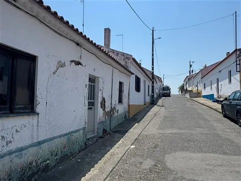 Moradia Térrea com 6 divisões para Total Renovação em Casével, Castro Verde