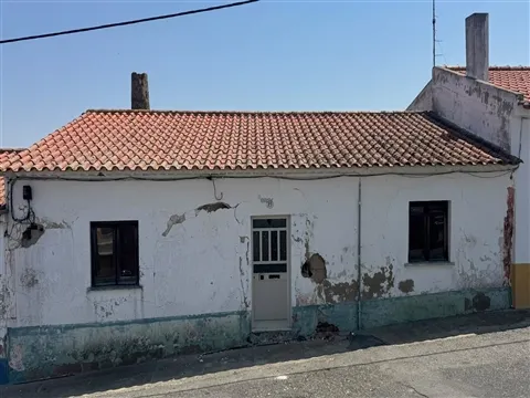 Moradia Térrea com 6 divisões para Total Renovação em Casével, Castro Verde