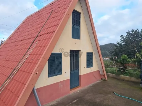 Moradia Típica Madeirense com Enorme Potencial, em Santana