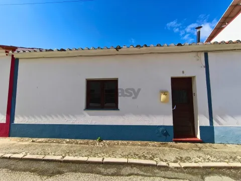Moradia térrea com espaço exterior no centro histórico de Alvalade Sado