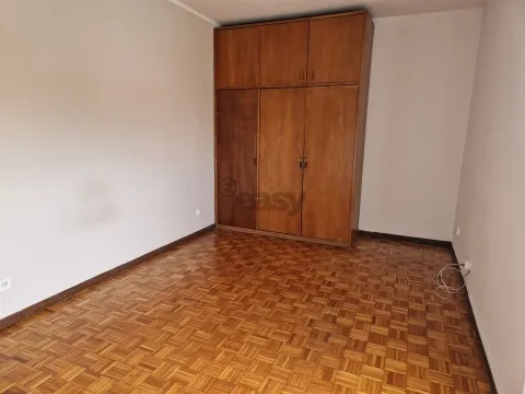 Apartamento T3 em Odivelas com lugar de parqueamento e arrecadação