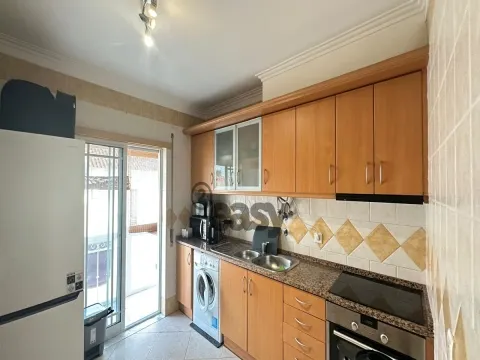 Apartamento T2 Seminovo com Potencial Duplex na Quinta do Conde