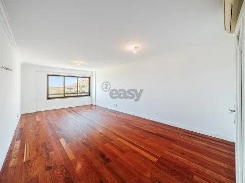 Apartamento 8 assoalhadas em Odivelas