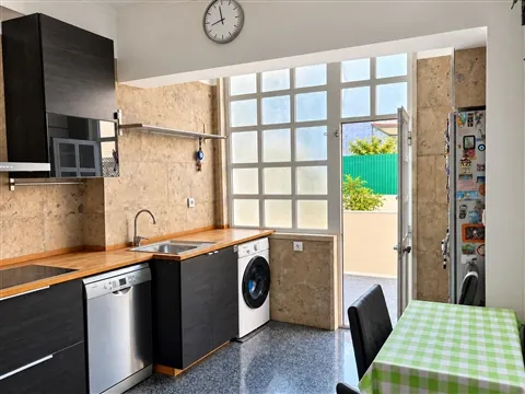 T2 com terraço perto comboio Amadora