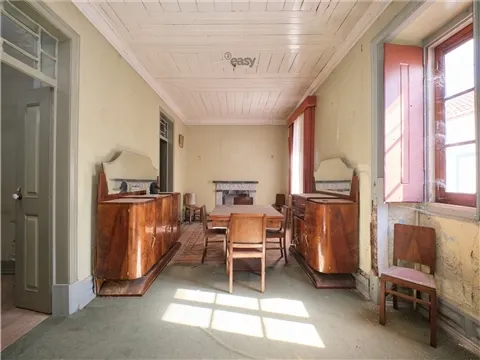 Antiga casa senhorial com características únicas!