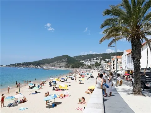 Prédio para recuperar junto á Praia de Sesimbra