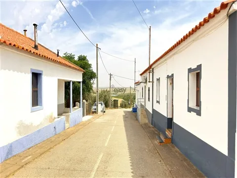 Moradia térrea T3 com quintal em São Vicente de Valongo, Évora