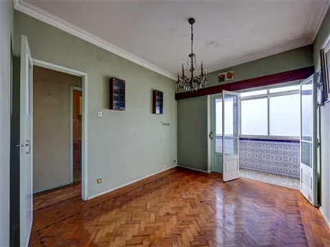 Apartamento T4 para remodelar