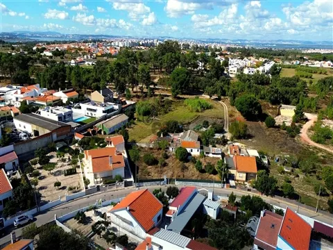 Dois Lotes de Terreno com 1.124 m² numa Localização Privilegiada, Barreiro