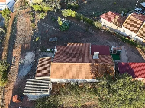 Moradia T3 com jardim, toda Equipada e Mobilada na Aldeia dos Chãos