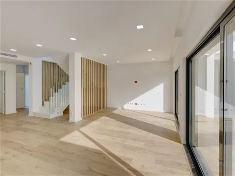 Moradia T4 com 4 Suites, Piscina Aquecida e Box com Carregamento Elétrico | Fanqueiro, Loures