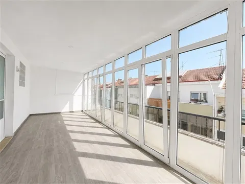 Luminoso T2 em Queluz – Excelente localização e proximidade de todos os serviços