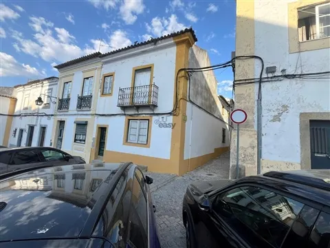 Andar de moradia, R/C com quintal no Centro Histórico em Évora