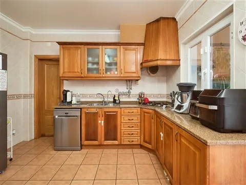 Moradia T4, 3 pisos, 2 suites, garagem p/3 carros, piscina, painéis solares e tecnologia inteligente
