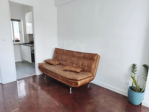 Arrendamento - Apartamento T1 - Recentemente renovado - Algés - Dafundo
