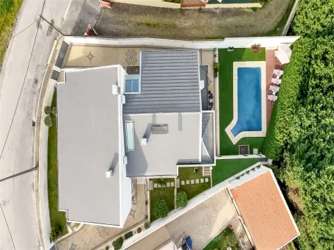 MORADIA  INDIVIDUAL COM PISCINA EM VALONGO