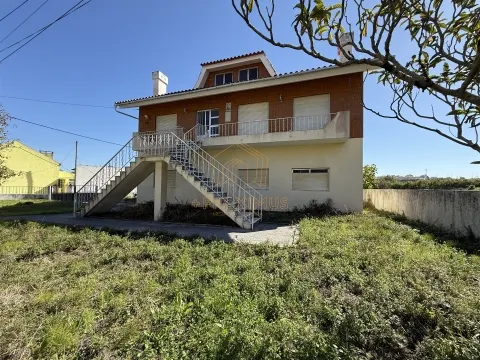 Moradia T3+1 c/ terreno na cidade