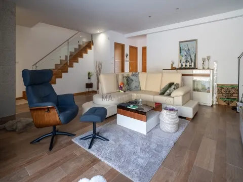 Moradia T4 de Luxo / Centro de Lamego / Jardim e Garagem