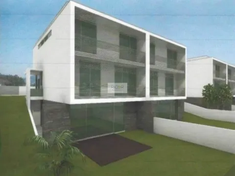 Terreno de 592m2 com viabilidade de construção de moradia T4 de 4 frentes.