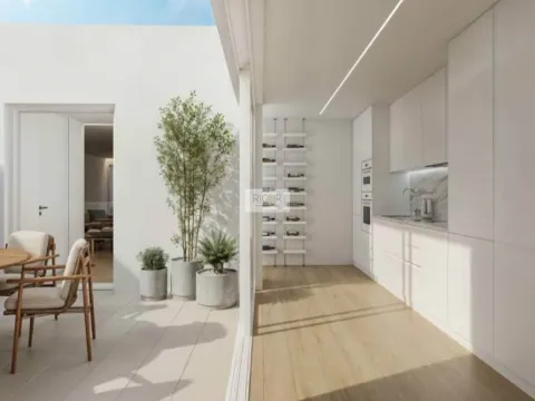 Apartamento T4 com pátio, 3 lugares de estacionamento e arrumo em Matosinhos Sul