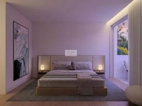 Apartamento T4 com varanda, 3 lugares de estacionamento e arrumo em Matosinhos Sul