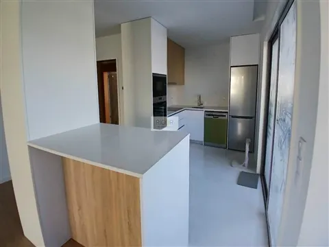 Apartamento T3 novo com varanda à Santa Rita, pronto a habitar