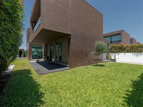 House T4