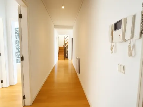 T2-Wohnung umgewandelt in T3-Duplex an der Hauptallee von Gafanha da Nazaré