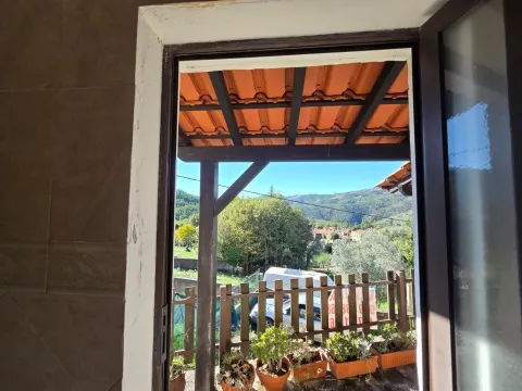 Moradia de pedra em Águeda, aldeia de Lourizela, vista serra