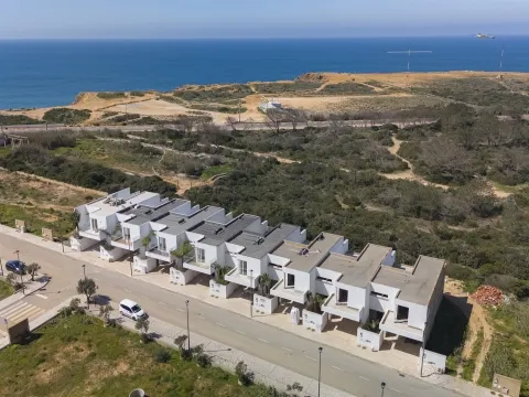 Luxuosa Moradia Germinada T3+1 com Vista Mar em Sagres