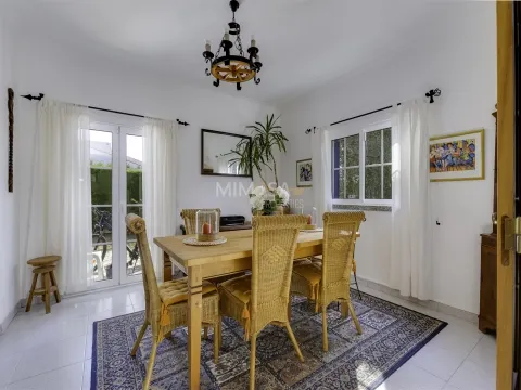 Moradia T4+1 renovada no coração do Vale da Telha