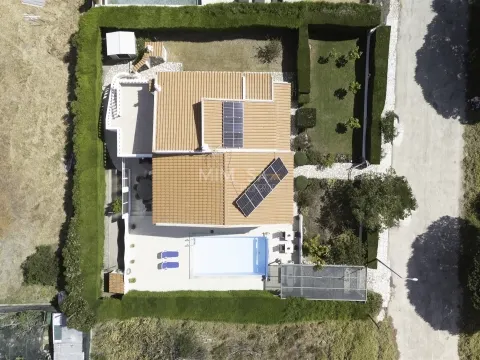 Moradia T4+1 renovada no coração do Vale da Telha