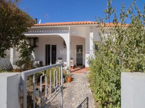 Moradia Independente com Jardim e Potencial para Piscina, Aljezur