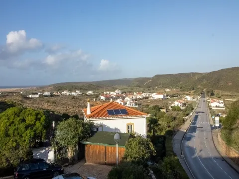 Moradia T4 para restauro na Costa Vicentina-Carrapateira, Algarve