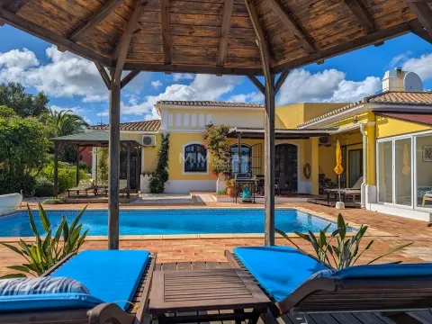 Moradia T4+1 com piscina, jardim e vistas panorâmica