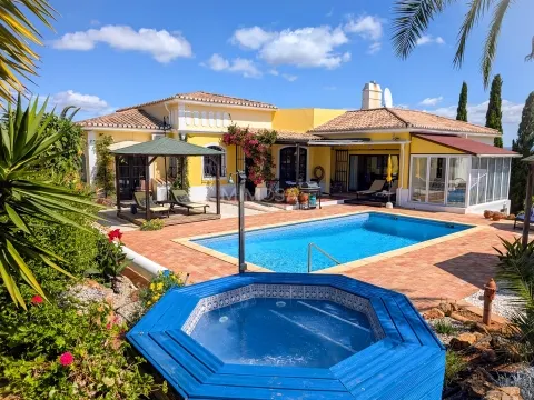 Moradia T4+1 com piscina, jardim e vistas panorâmica