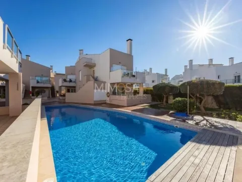 Apartamento T2 com Piscina e AL Ativa em Burgau – A 600m da Praia