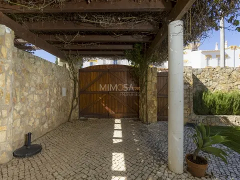 Moradia T3 com Jardim Privado em Localização Central de Lagos