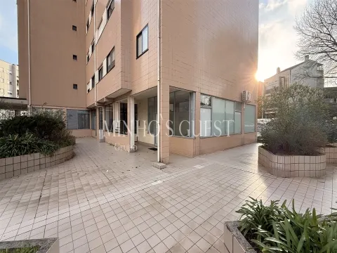 Loja Comercial (74m2) c/ AC e Vestiários - São Vítor, Braga