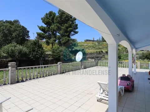 Moradia para Venda com padaria no rés-do-chão