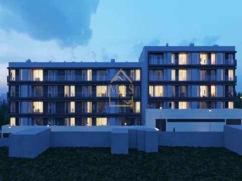 Apartamento T1+1, novo, varanda, garagem, luxo