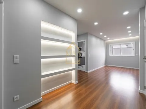 Apartamento T2, Remodelado, Jardim Privativo, Metro, Praça Velasquez, Porto