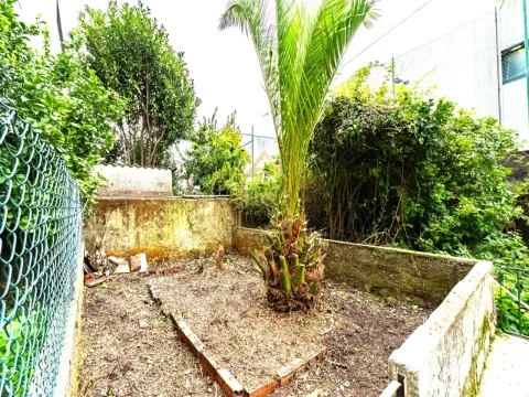 Apartamento T2, Remodelado, Jardim Privativo, Metro, Praça Velasquez, Porto