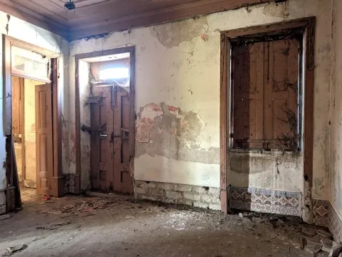 3-Bedroom House to Renovate in Mataduços – Esgueira