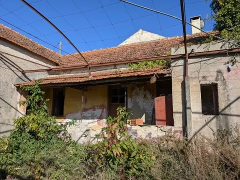 3-Bedroom House to Renovate in Mataduços – Esgueira