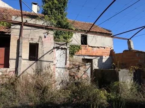 3-Bedroom House to Renovate in Mataduços – Esgueira